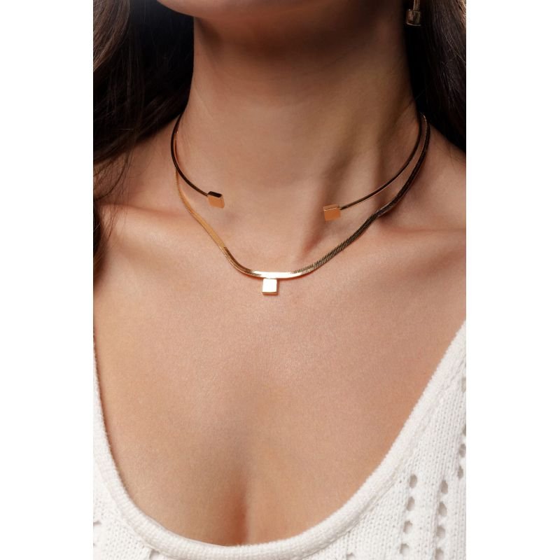 Gargantilha com design de corrente de fita e detalhe central minimalista